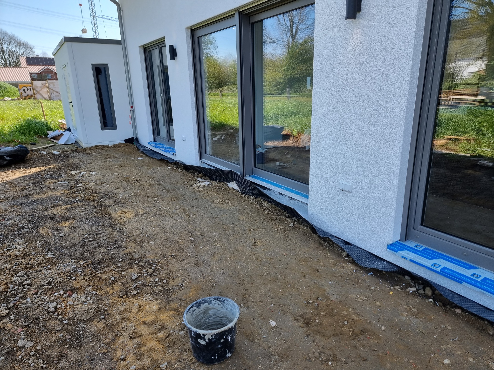 Fassade mit mehreren bodentiefen Fenster- und Türelementen