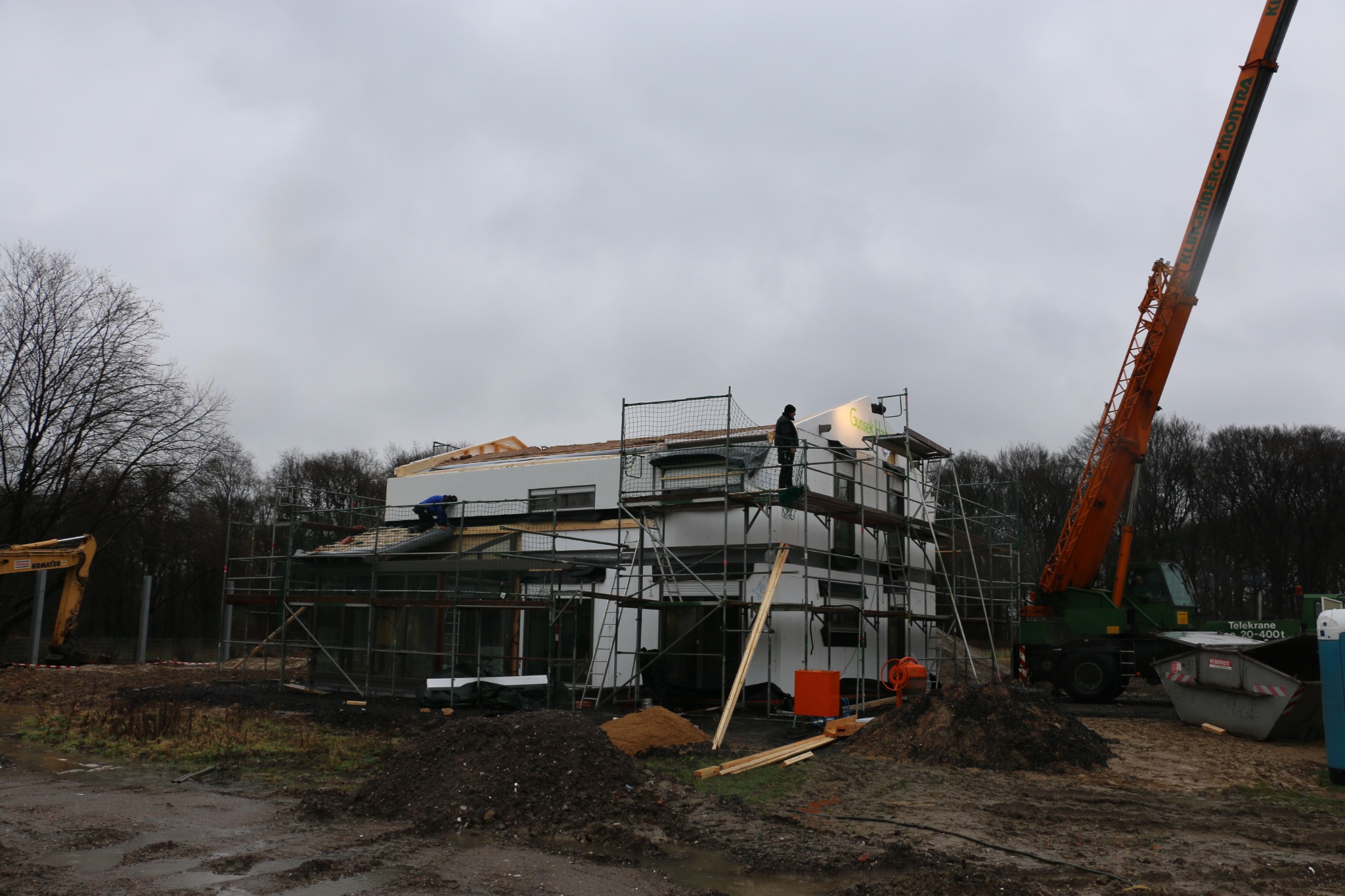 Wohnhaus während der Bauphase mit Gerüst und Kran als Beispiel für ein komplexes Projekt mit vielen Schnittstellen