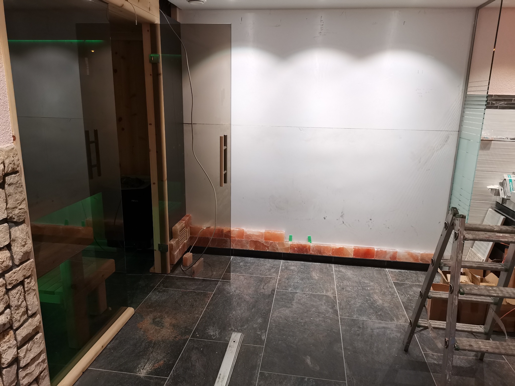 Fast fertiggestellter Wellnessbereich mit Glasdusche, Beleuchtung und Whirlpool