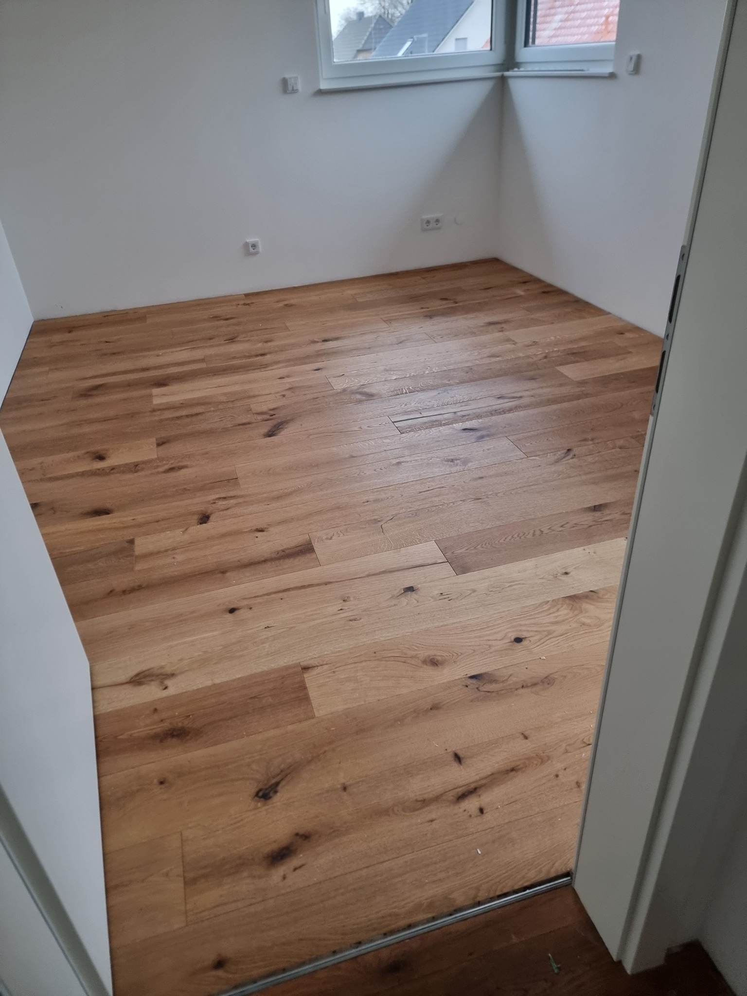 Fertig verlegter Holzboden in einem hellen Wohnraum
