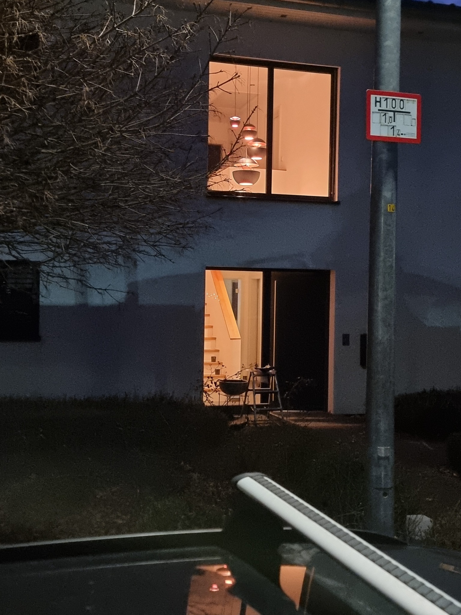 Beleuchteter zweigeschossiger Eingangsbereich als Beispiel für Licht- und Raumgestaltung